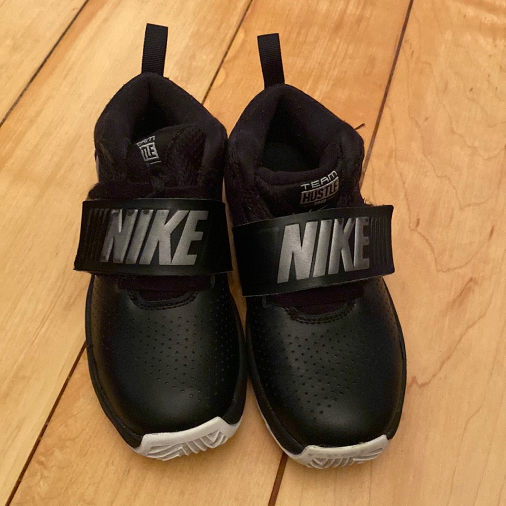Boys' Nike Team Hustle D 8 (GS) Basketball Shoes